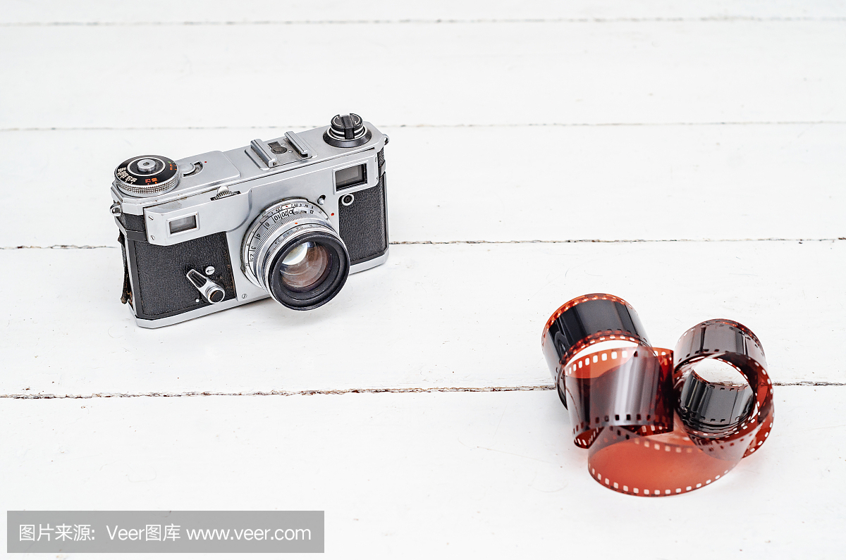 老式相机,35毫米红色胶卷。旧设备